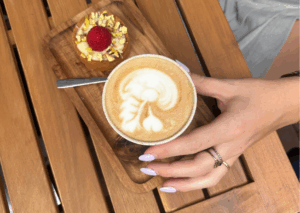 Koffie met taartje bij SPOT